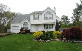 36 Stony Hollow Ln, Ridge, NY 11961