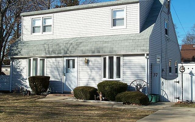 37 Sugar Maple Rd, Levittown, NY 11756