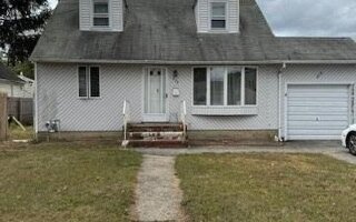 375 S 16th St, Lindenhurst, NY 11757