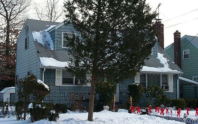 38 Decatur St, Roosevelt, NY 11575
