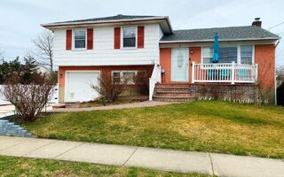 38 Genesee St, Hicksville, NY 11801