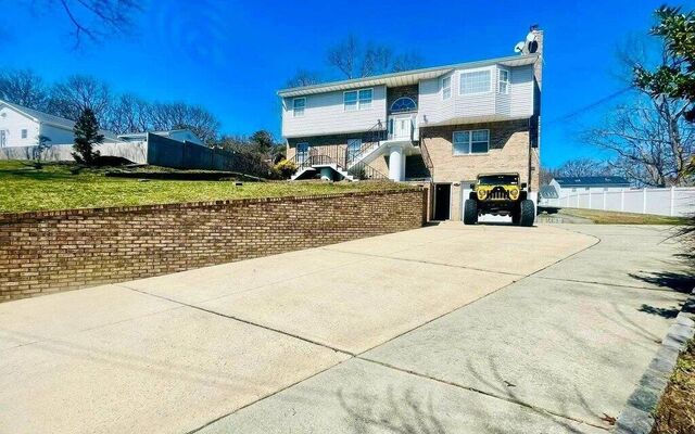 39 Elder Ave, Farmingville, NY 11738 (Road)