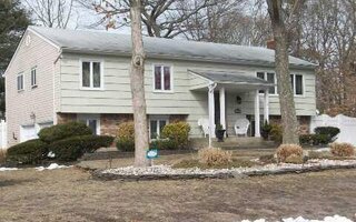 39 Essex Dr, Coram, NY 11727