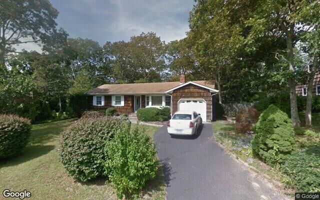 39 Neptune Ave, Hampton Bays, NY 11946