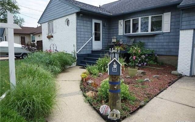 39 Suffolk St, Freeport, NY 11520