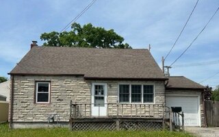 390 28th St, Copiague, NY 11726