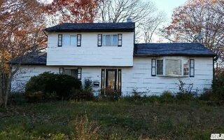 4 Arbell Dr, Brentwood, NY 11717