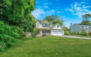 4 Ariel Ct, Rocky Point, NY 11778