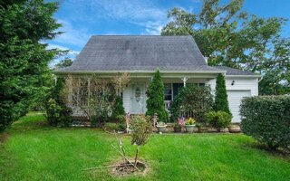 4 Astoria Rd, Mastic Beach, NY 11951