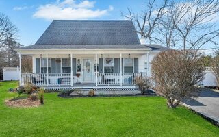 4 Astoria Rd, Mastic Beach, NY 11951