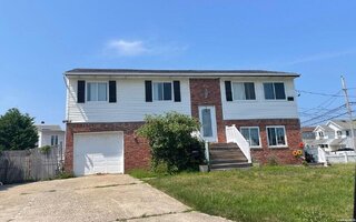 4 Bay Pl, Lindenhurst, NY 11757