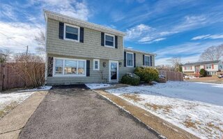 4 Chute Ln, Holbrook, NY 11741