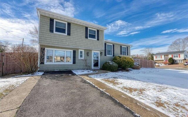 4 Chute Ln, Holbrook, NY 11741 (Complete)