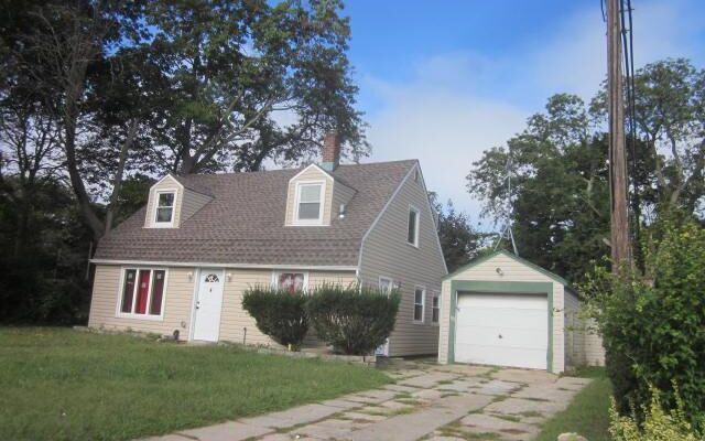 4 Clover Ln, Westbury, NY 11590
