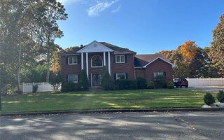 4 Cotton Tail Ct, Shirley, NY 11967