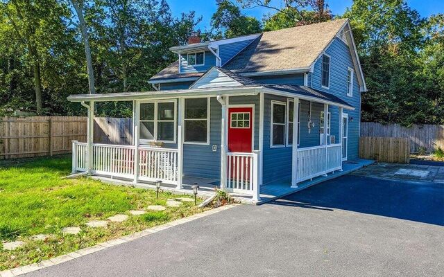 4 Dixie Ln, Centereach, NY 11720