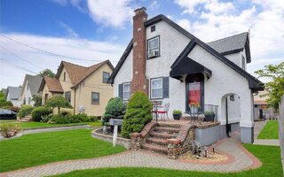 4 Farragut Rd, Merrick, NY 11566