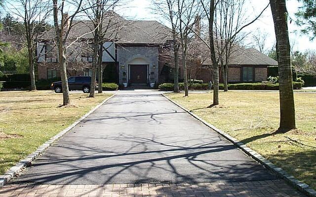 4 High Meadow Ct, Glen Head, NY 11545