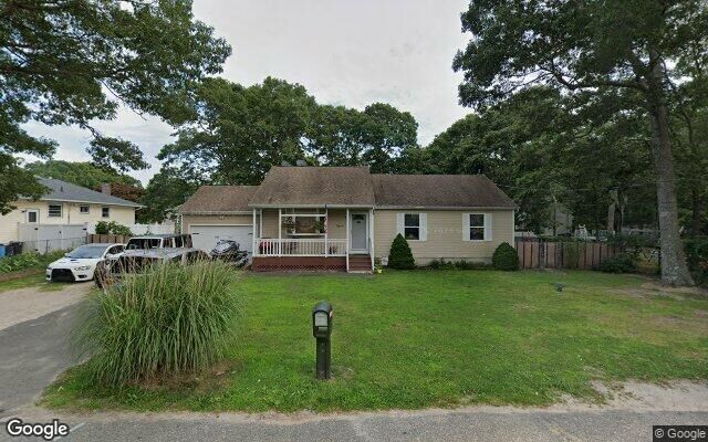 4 Hurstwood Dr, Shirley, NY 11967