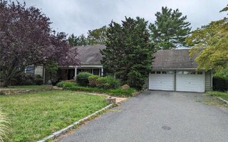 4 Maureen Ln, Stony Brook, NY 11790