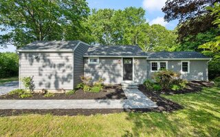 4 Oak Ln, Coram, NY 11727