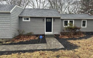4 Oak Ln, Coram, NY 11727