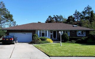 4 Queens Ct, Plainview, NY 11803