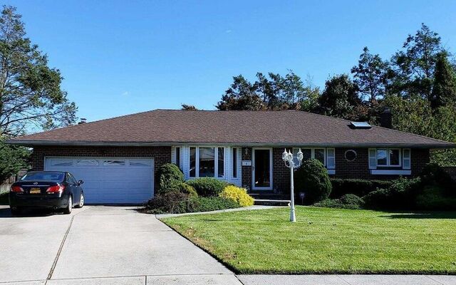 4 Queens Ct, Plainview, NY 11803