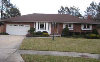 4 Queens Ct, Plainview, NY 11803