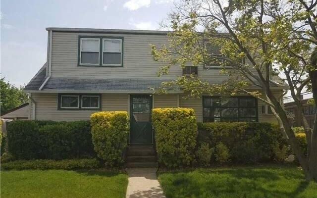 4 Sheridan St, Valley Stream, NY 11580