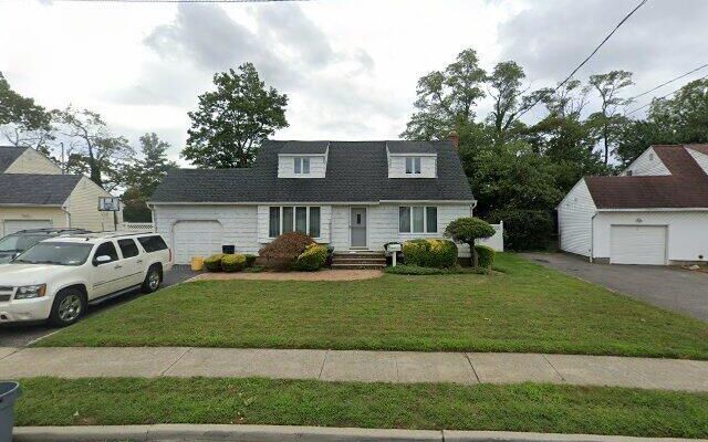 4 Westwood Rd S, Massapequa Park, NY 11762