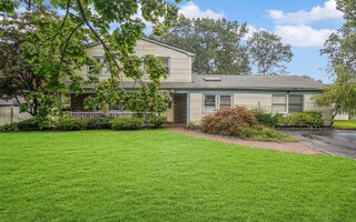 4 Wycomb Ct, Coram, NY 11727
