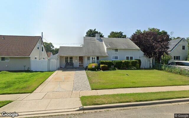 40 Blackbird Ln, Levittown, NY 11756
