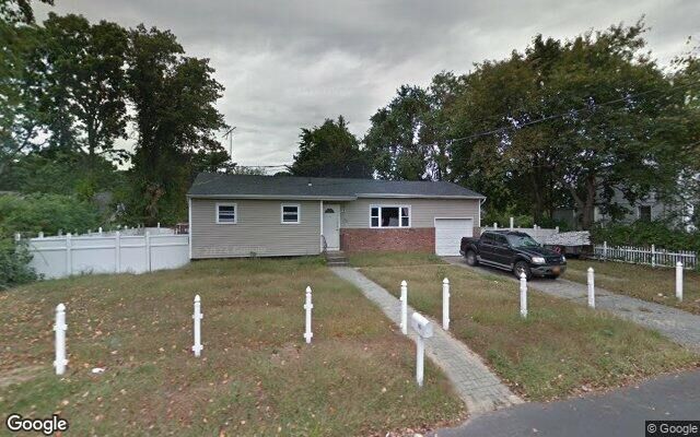 40 Floyd St, Deer Park, NY 11729