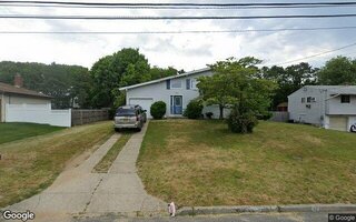 40 Gettysburg Dr, Holbrook, NY 11741