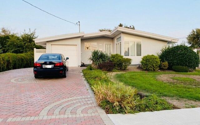 40 Greatwater Ave, Massapequa, NY 11758