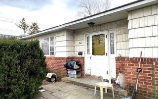 40 Sagamore Hill Dr, Port Washington, NY 11050