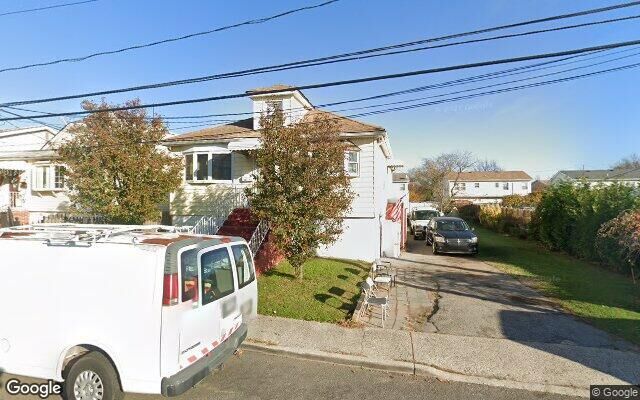 40 Saint George Pl, Inwood, NY 11096