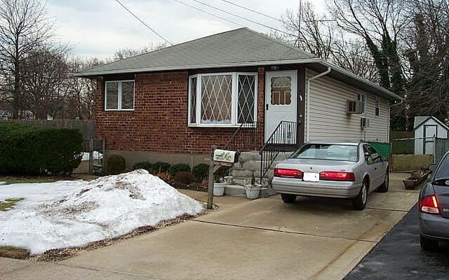 40 Walnut Ave, Farmingdale, NY 11735