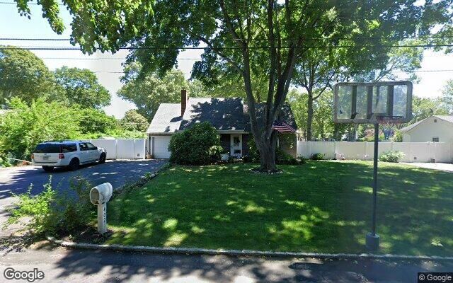 402 Freestate Dr, Shirley, NY 11967
