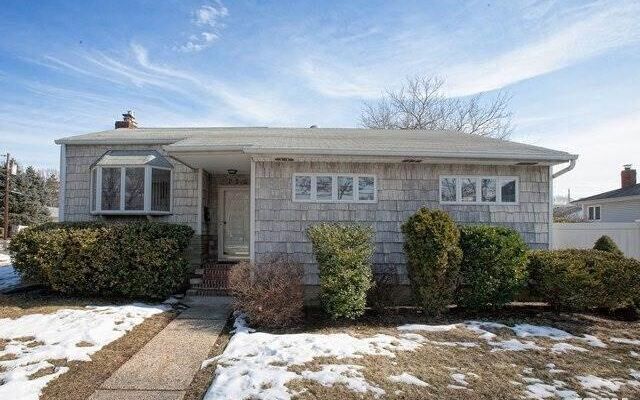 409 Roosevelt Ave, Massapequa Park, NY 11762