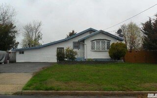 41 E Chestnut St, Central Islip, NY 11722