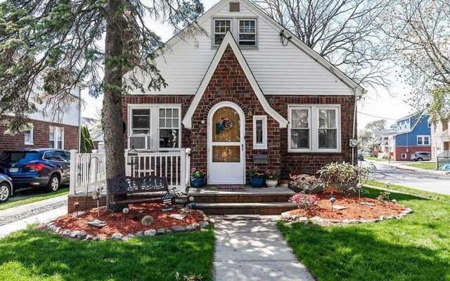41 Marshall Ave, Lynbrook, NY 11563