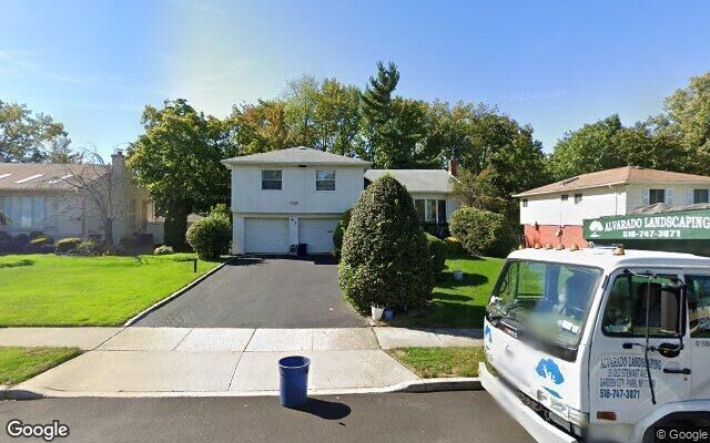 412 Elm Dr, Roslyn, NY 11576