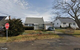 414 Granada Pkwy, Lindenhurst, NY 11757