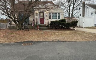 417 N Monroe Ave, Lindenhurst, NY 11757