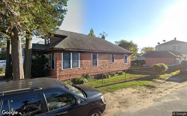 42 Burchell Blvd, Bay Shore, NY 11706