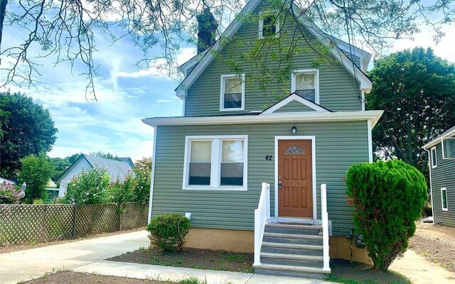 42 Oakland St, Hempstead, NY 11550