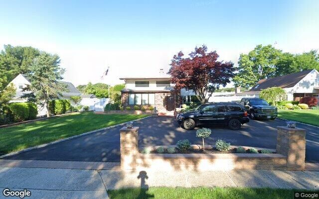 42 Snowberry Ln, Islandia, NY 11749
