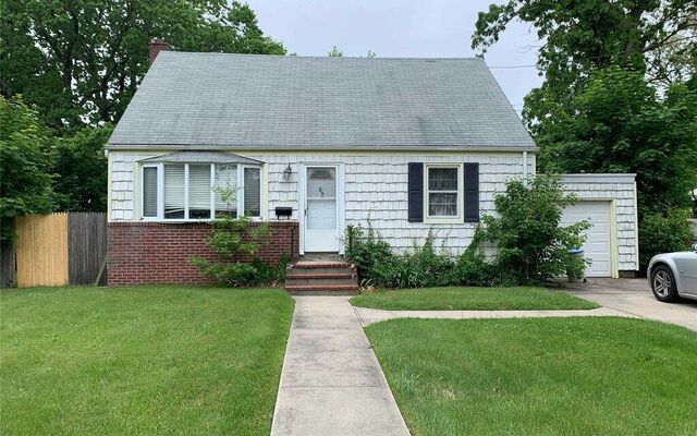 42 Storey Ave, Central Islip, NY 11722